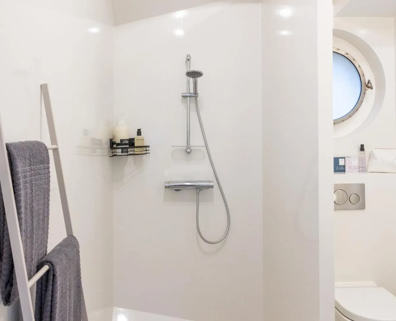 Boat Suite - A Unique Houseboat Stay In Amsterdam